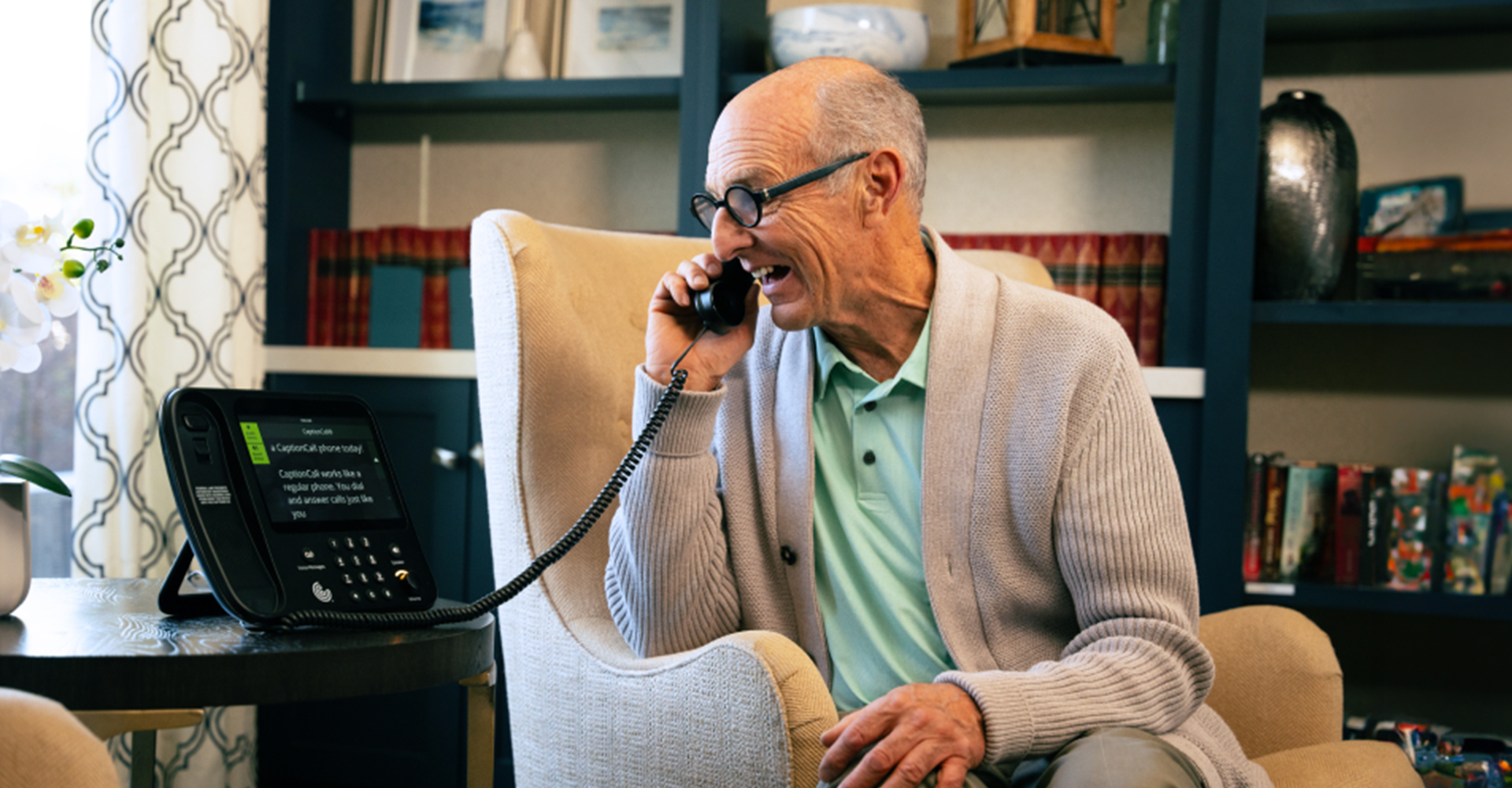 professional-caregivers-getting-seniors-captioncall-at-home-web-1920x1000