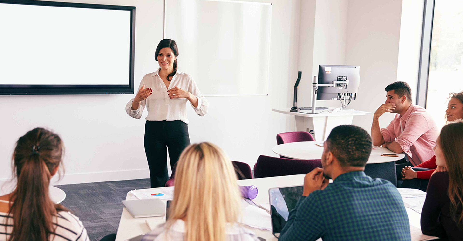 resources-training-deaf-academy-interpreter-web-1920x1000